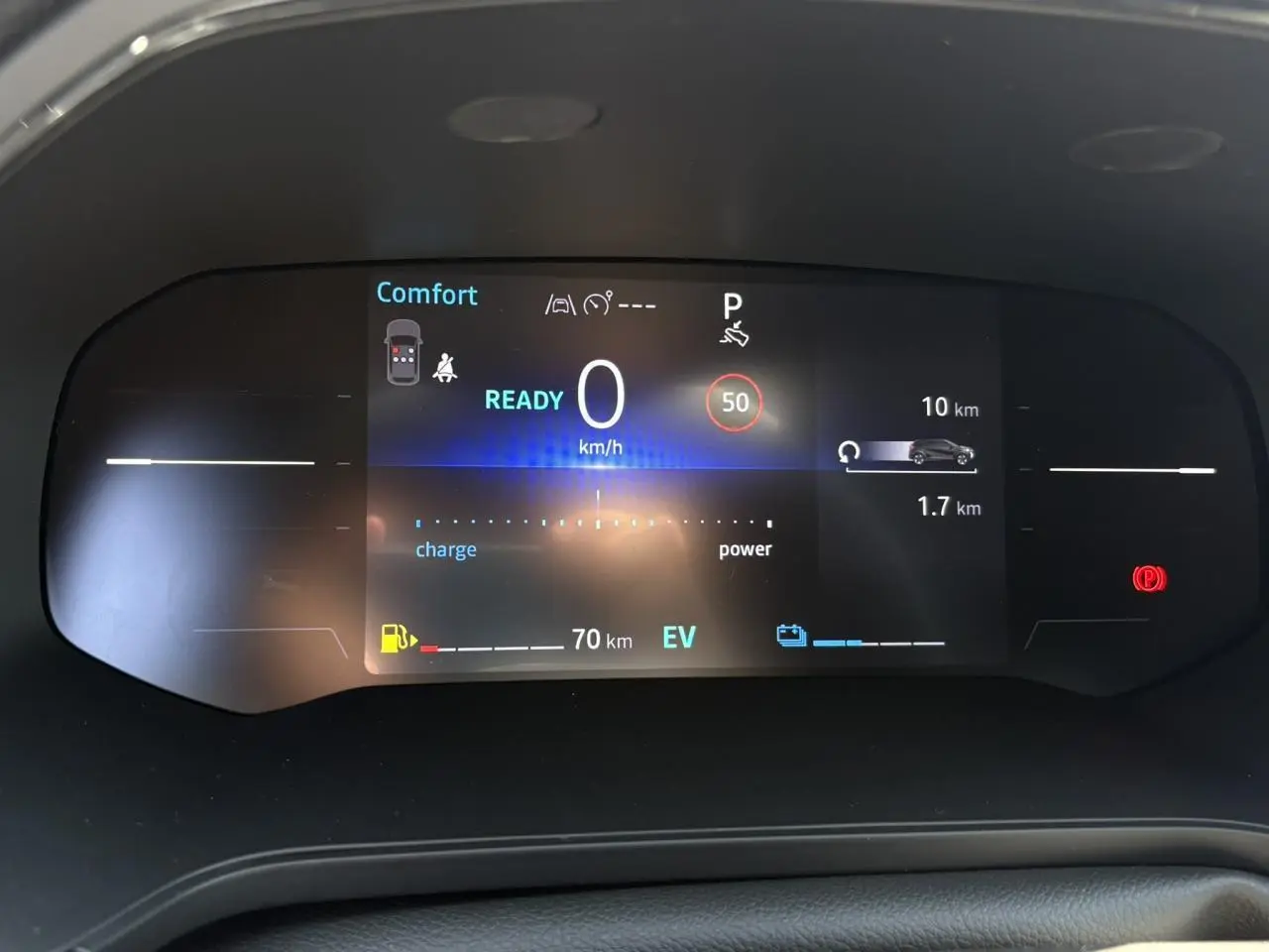 Tableau de bord numérique du Renault Captur hybride affichant la vitesse à 0 km/h et mode confort, vue intérieure frontale.