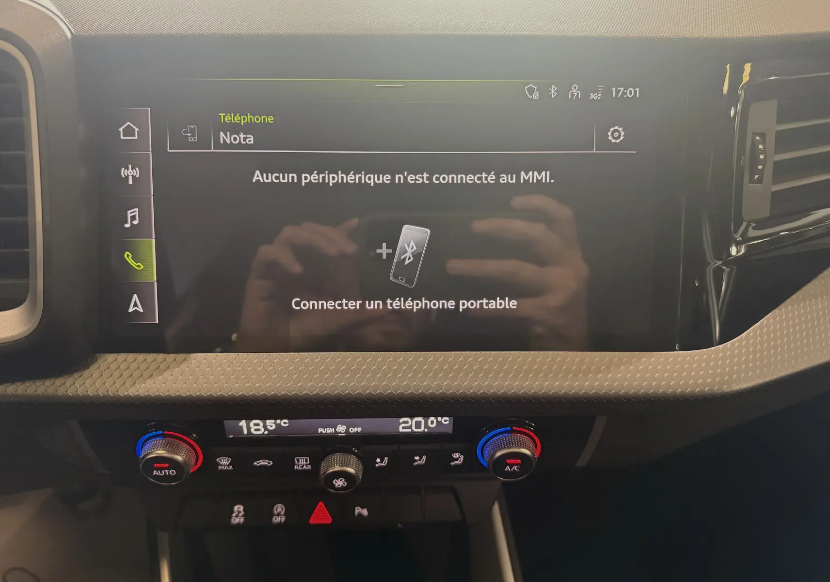 Vue rapprochée de l'écran tactile central et de la console de climatisation de l'Audi A1 2024 blanche toit noir.