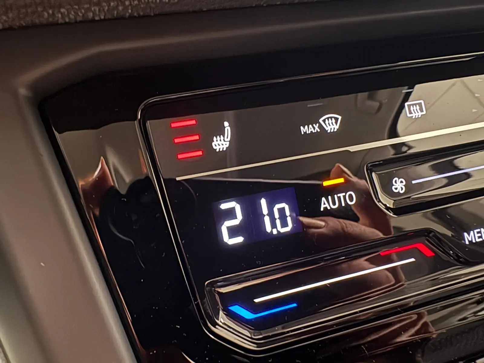 Détail du panneau de climatisation automatique à 21°C avec siège chauffant sur Volkswagen Touran gris Dauphin 2025.