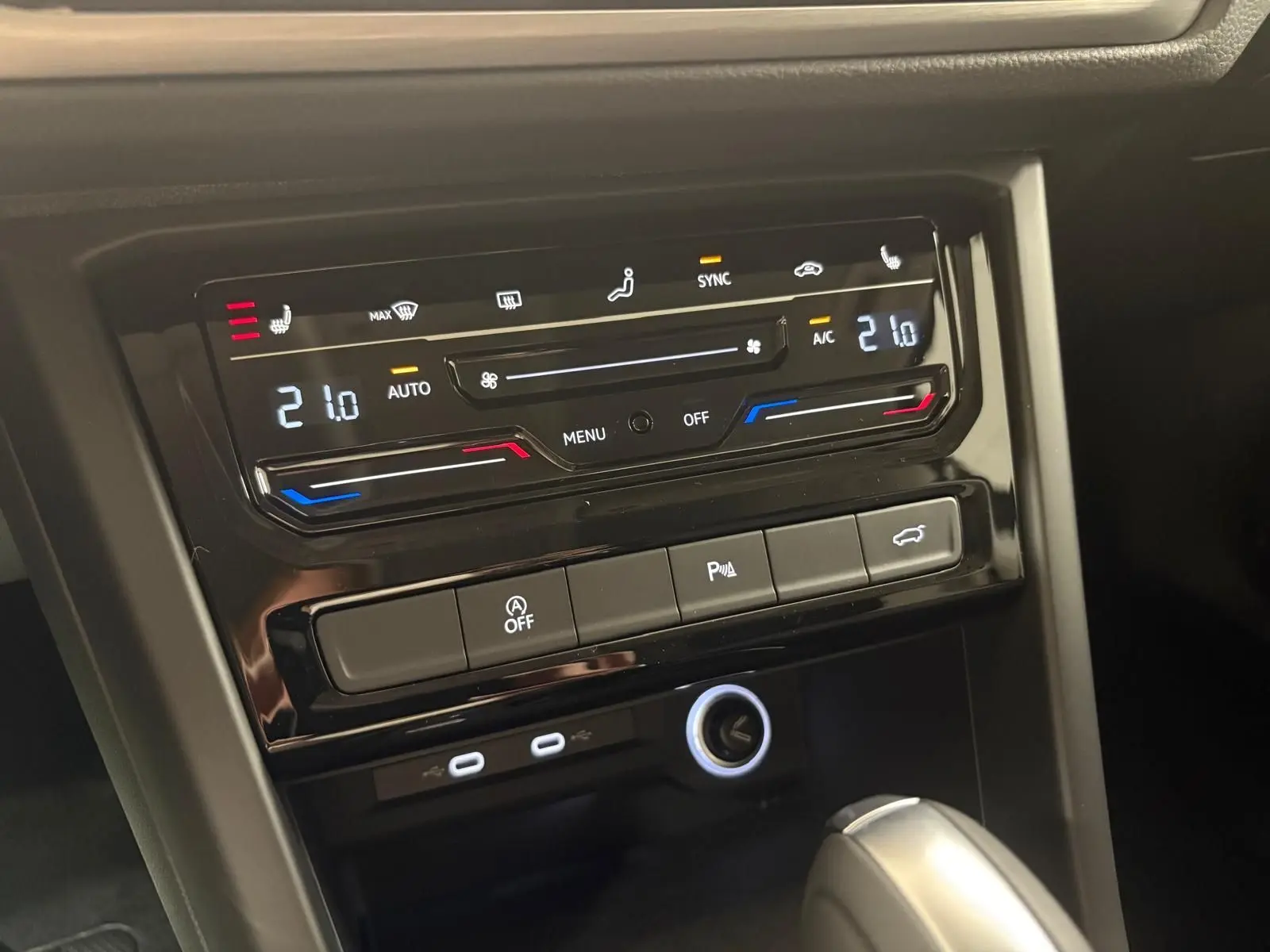 Panneau de commande de la climatisation automatique du Volkswagen Touran 2025, avec affichage digital et commandes tactiles.