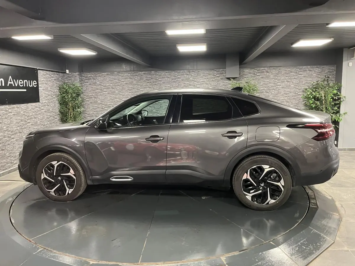 Profil côté gauche d'une Citroën C4 2024 gris métallisé avec jantes alliage 18'' et lignes fluides.