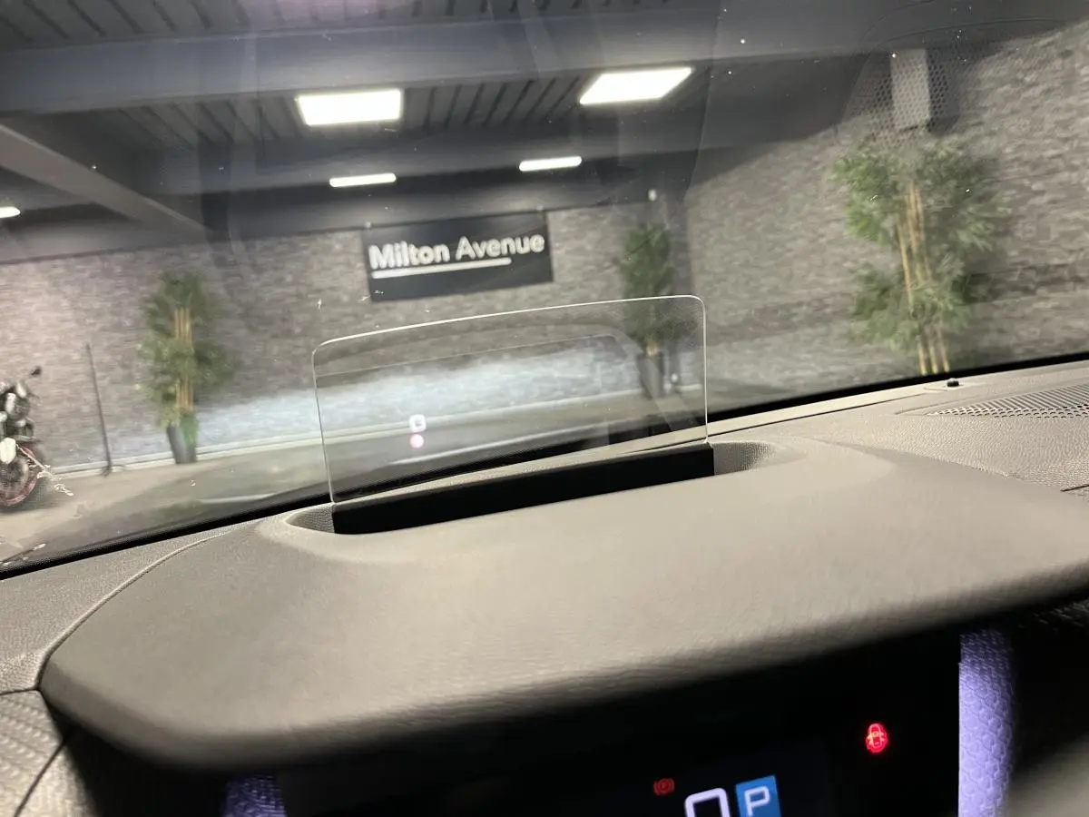 Affichage tête haute transparent sur le tableau de bord gris d'une Citroën C4 2024, vue intérieure avant.