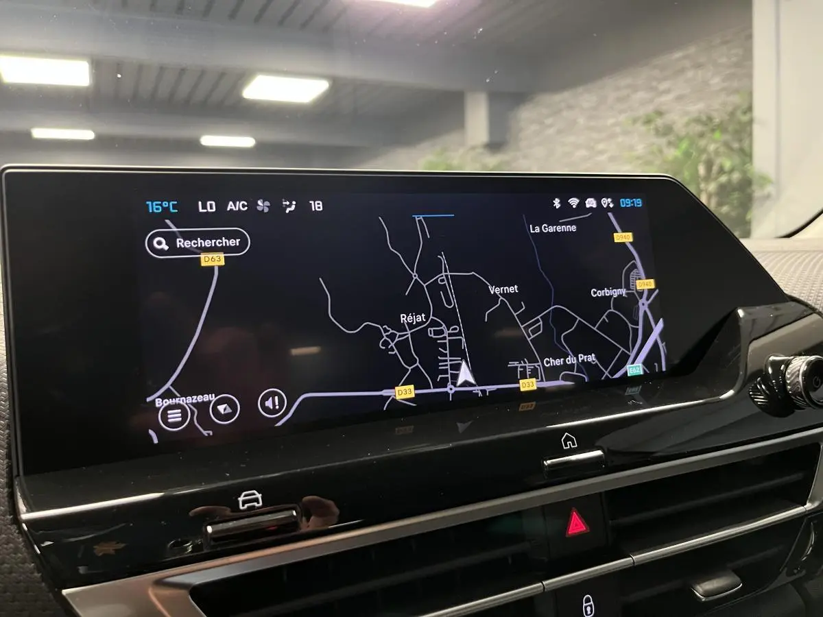 Écran tactile central 10 pouces avec navigation 3D dans l'habitacle gris du Citroën C4 2024.