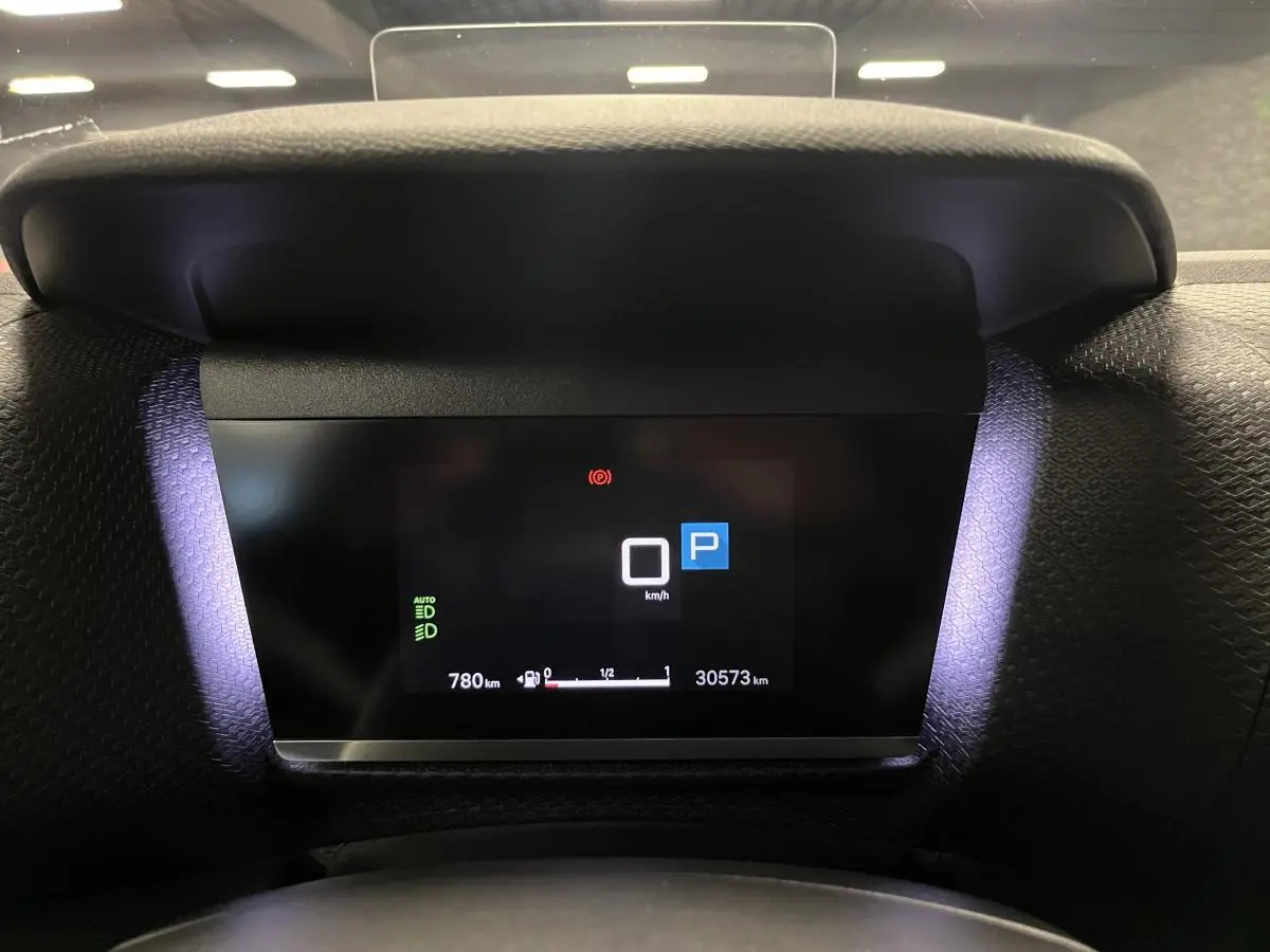 Affichage tête haute numérique de la Citroën C4 gris, montrant la vitesse à 0 km/h et la position parking.