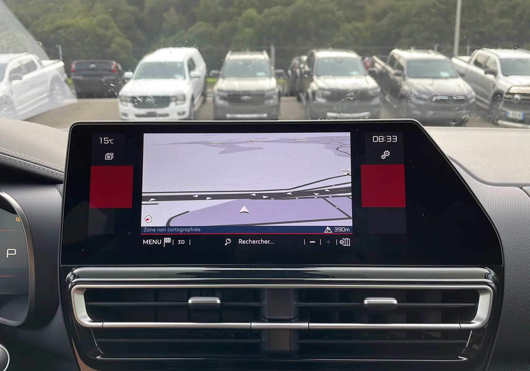 Vue intérieure du tableau de bord du Citroën C5 Aircross Hybrid 2025 avec écran tactile de navigation et aérateurs centraux noirs.