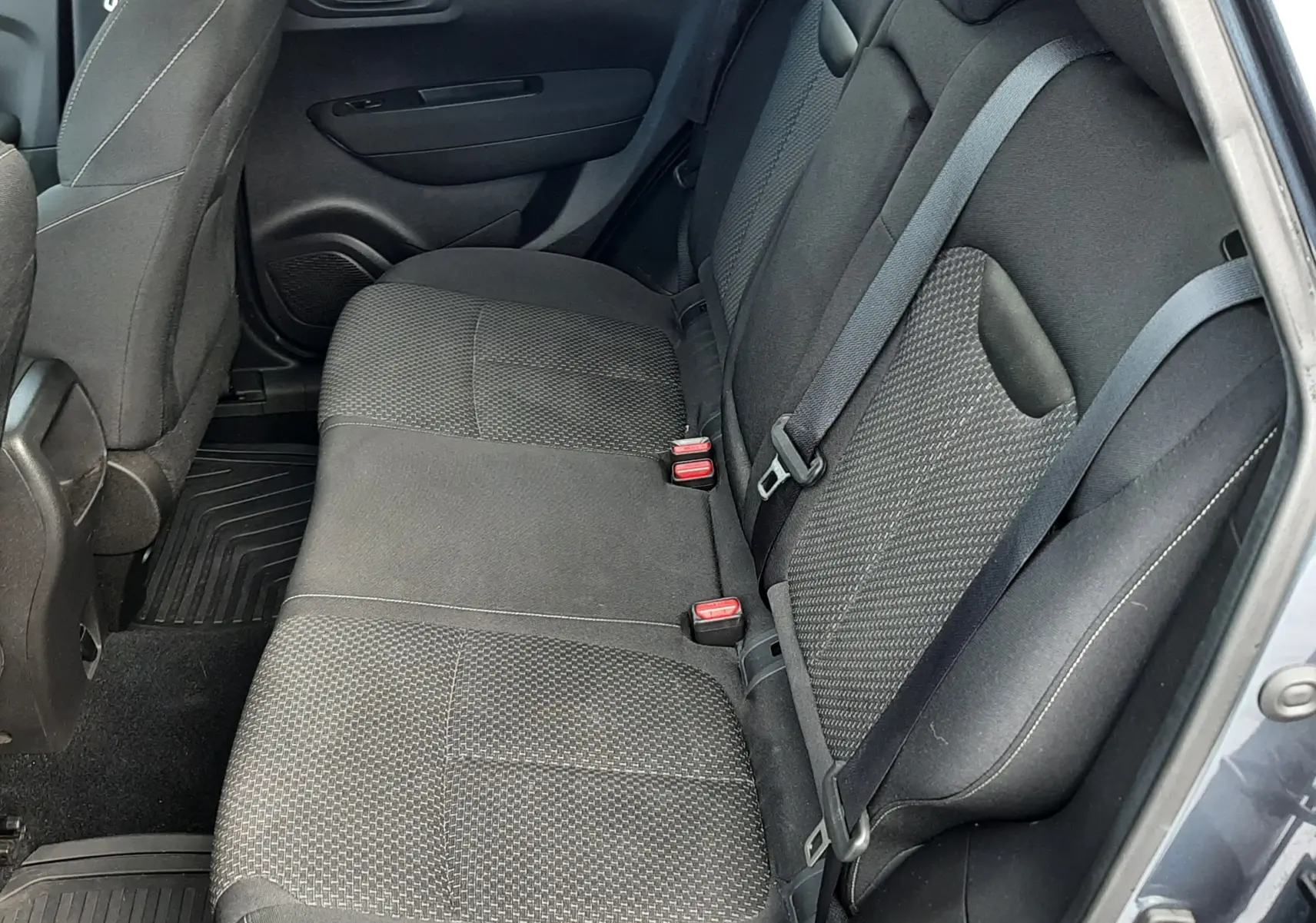 Vue intérieure côté droit sur les sièges arrière en tissu gris du Renault Kadjar 1.5 DCI 110CH BUSINESS 2018.