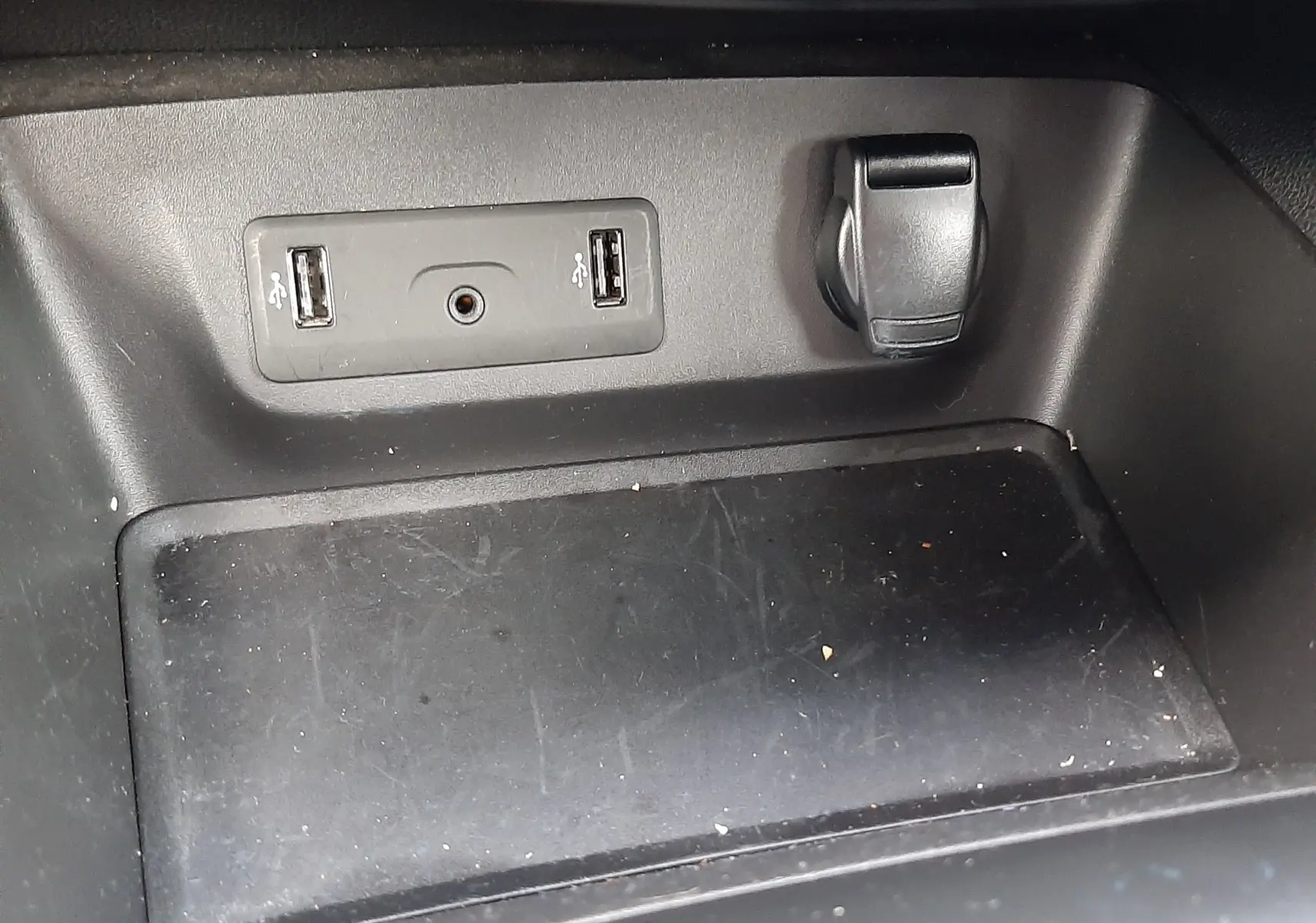 Vue rapprochée de la console centrale du Renault Kadjar gris montrant deux ports USB et une prise 12V.
