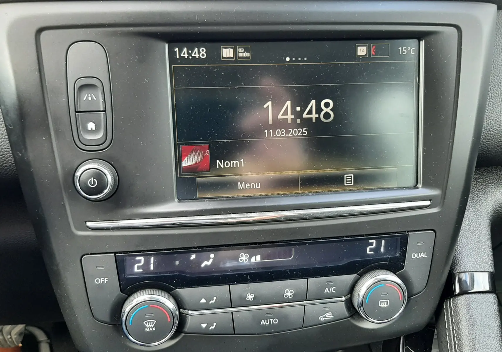 Tableau de bord du Renault Kadjar 2018 avec écran tactile et commandes de climatisation affichant 21°C.