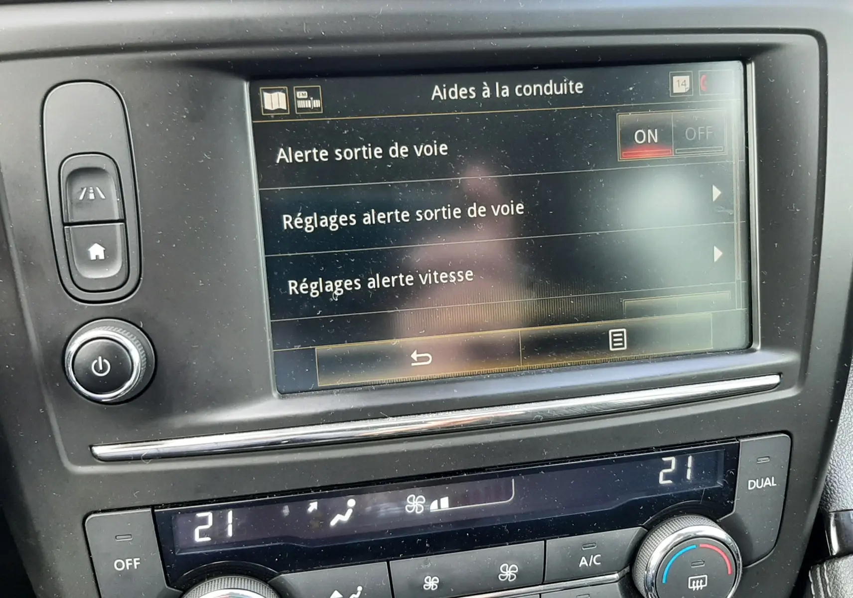 Écran tactile central et commandes de climatisation du Renault Kadjar 2018, affichant les aides à la conduite.