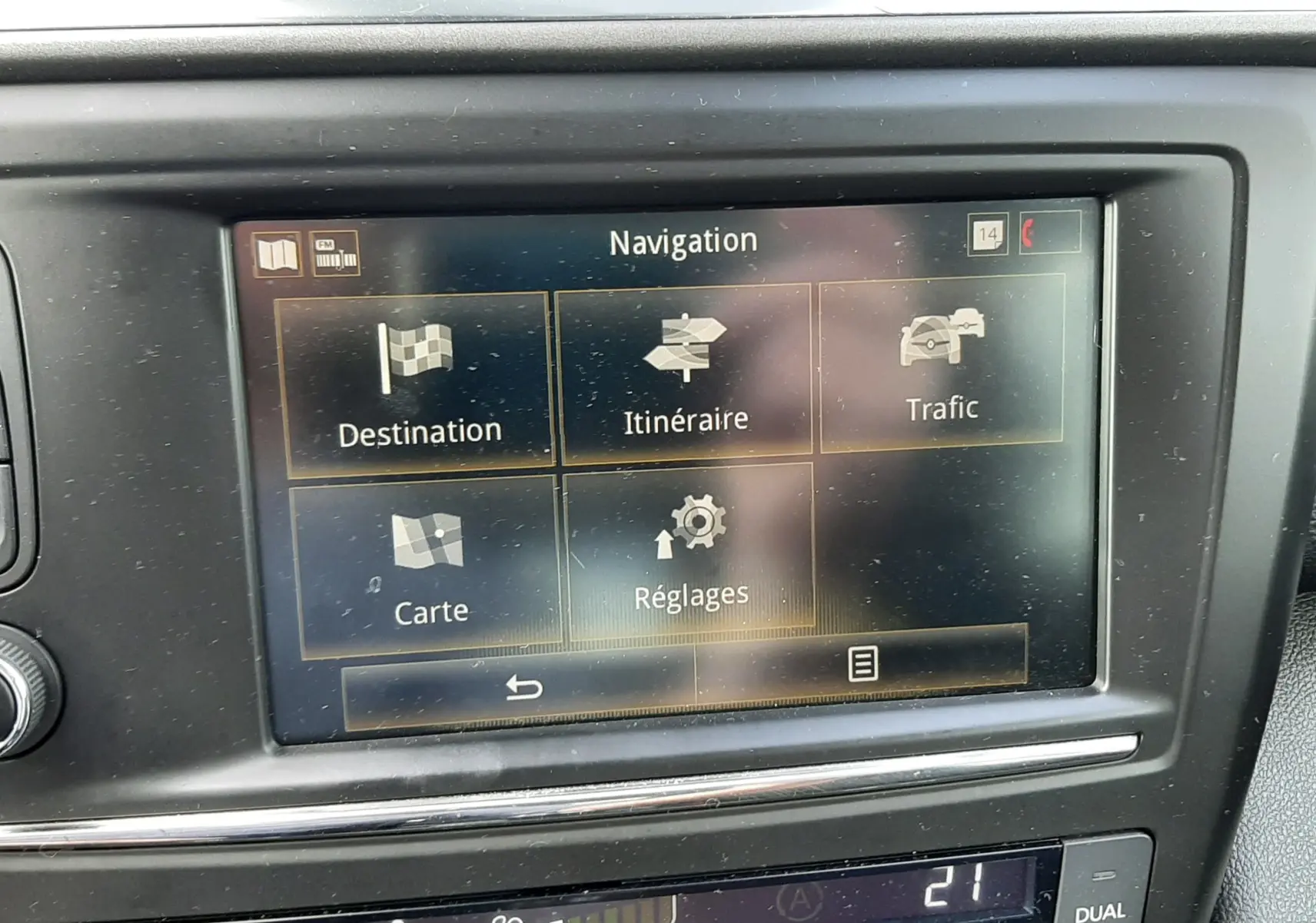 Écran tactile de navigation et commandes de climatisation sur tableau de bord gris du Renault Kadjar 2018.