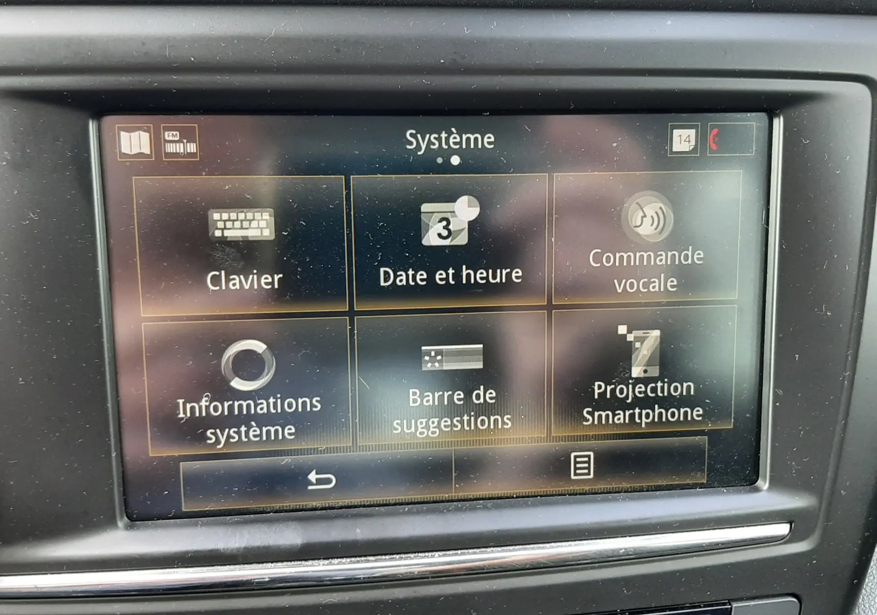 Écran tactile central du Renault Kadjar 2018 gris, affichant le menu système avec options de réglages.