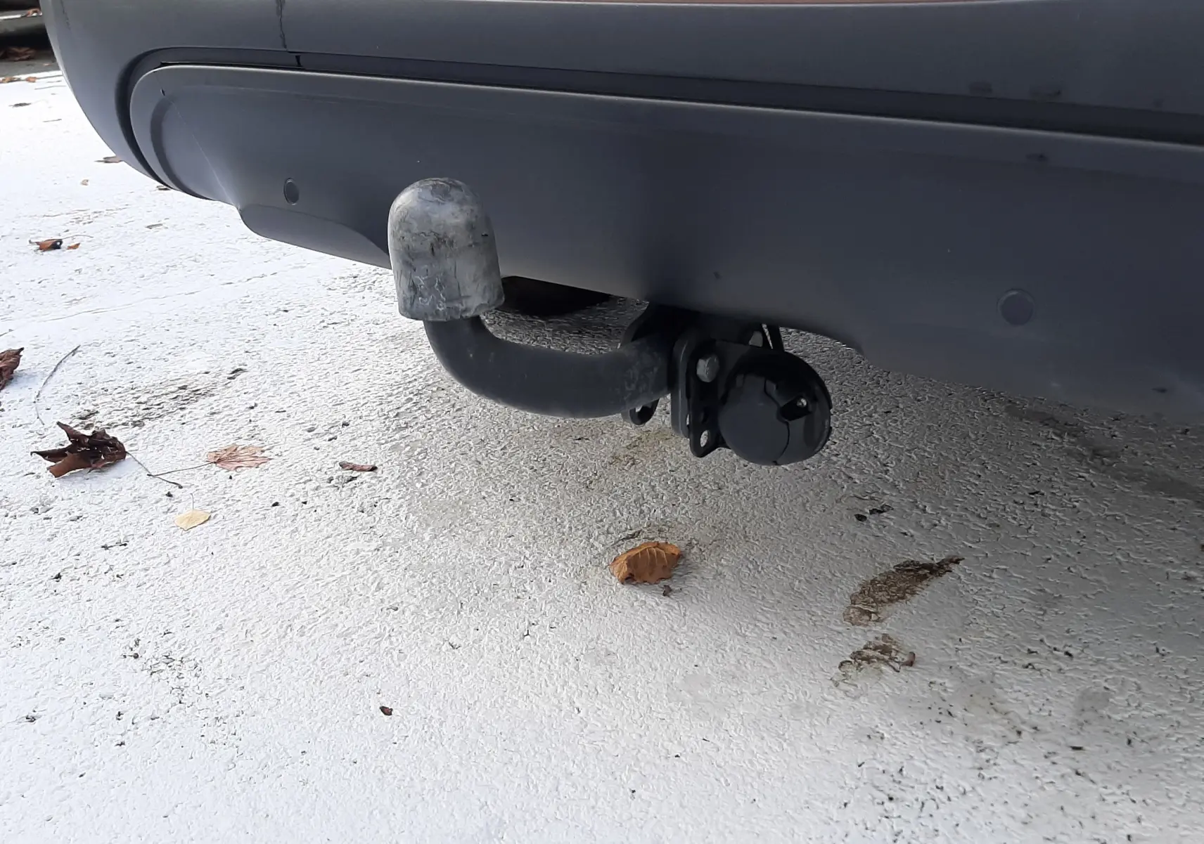 Gros plan sur l'attelage d'une Renault Kadjar gris 2018, visible à l'arrière avec une plaque "OCCASION".