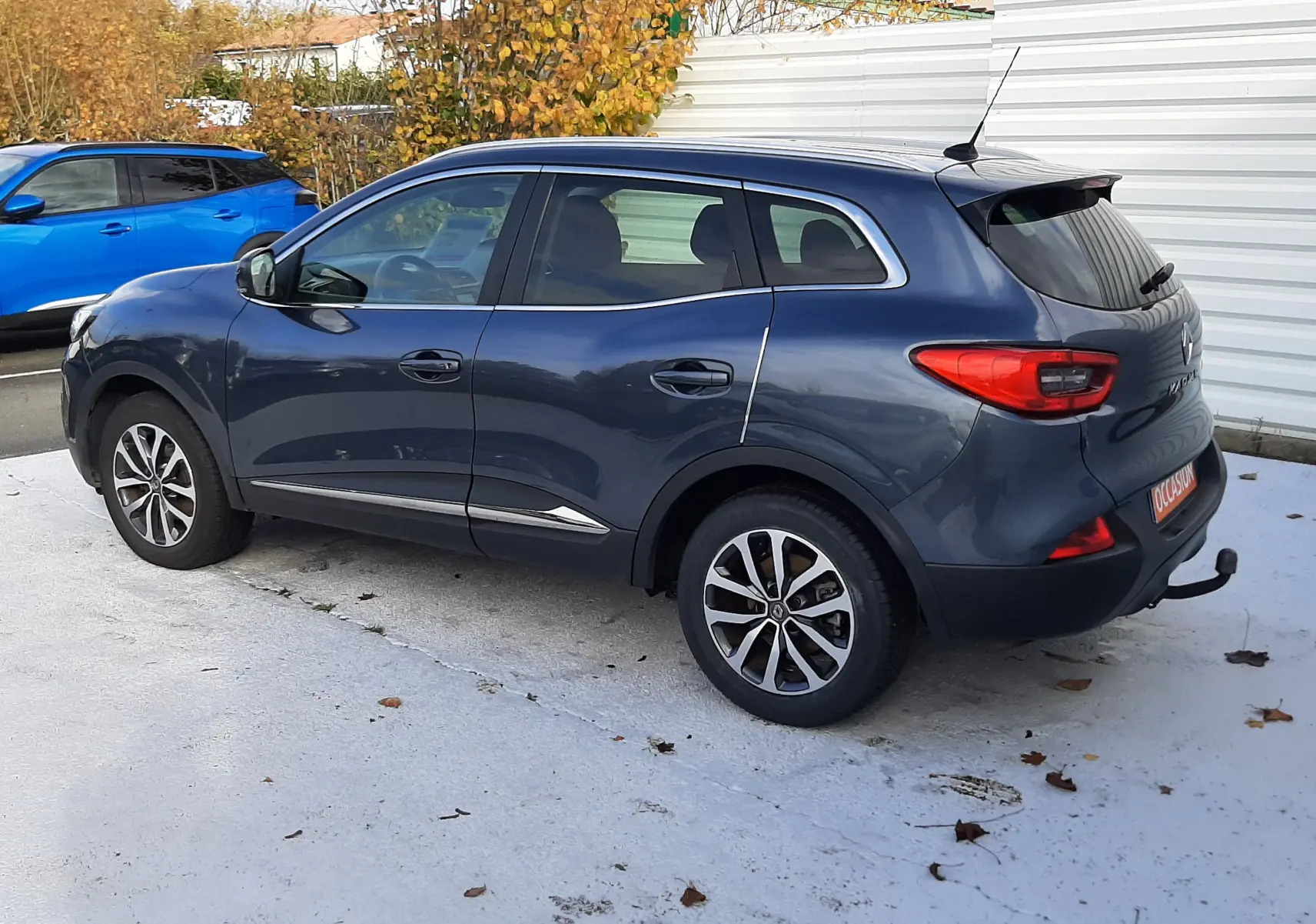 Renault Kadjar gris 2018 vu de trois quarts arrière droit, avec jantes alliage et attelage visible.