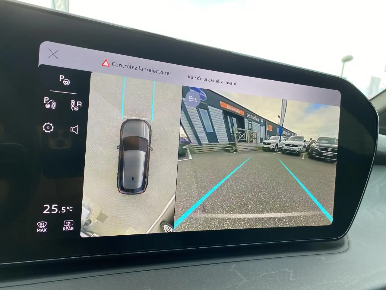 Vue écran intérieur montrant caméra 360° et vue avant du parking avec Audi Q3 noir mythic métallisé stationné
