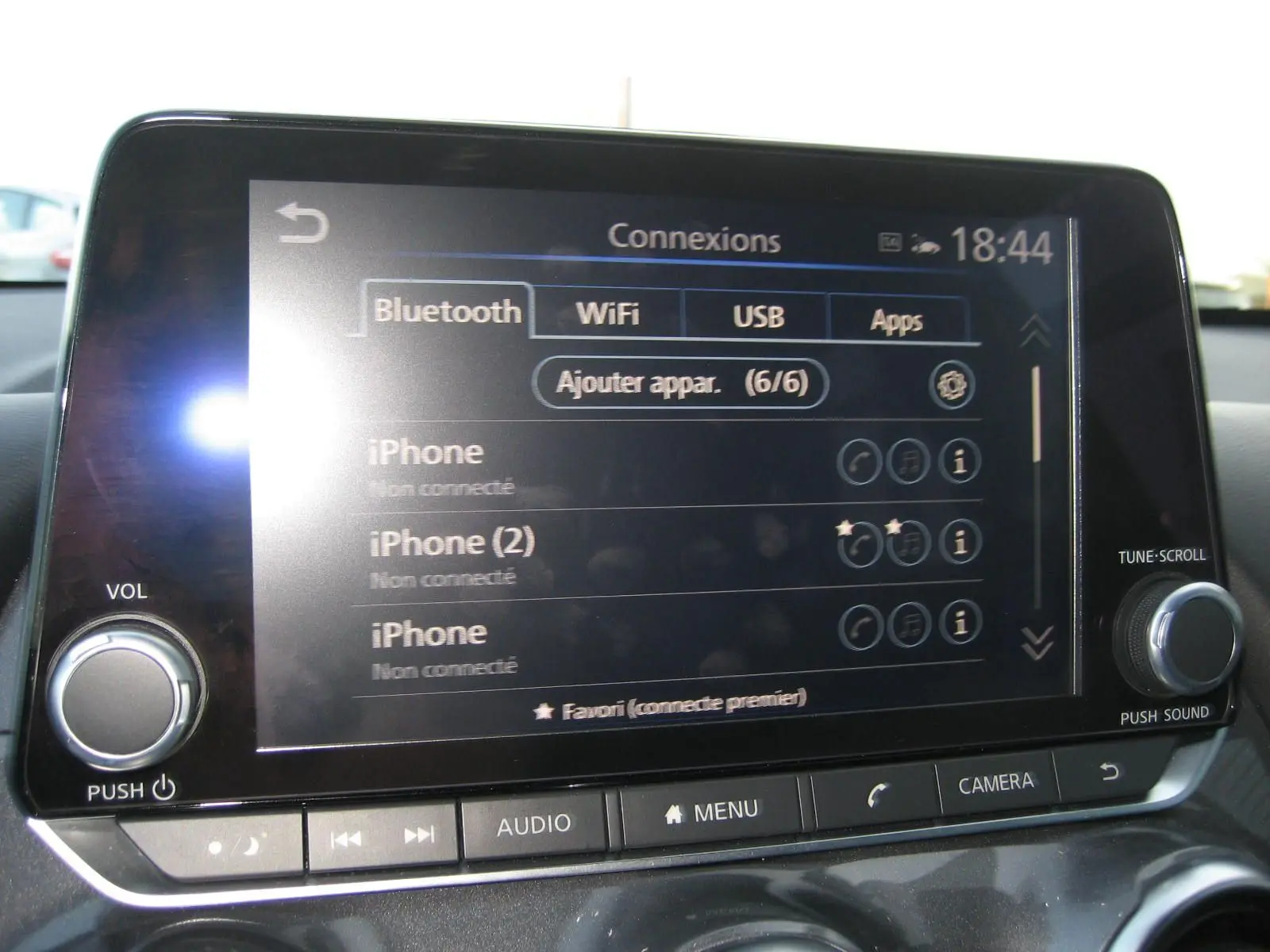 Écran tactile central du Nissan Juke 1.6 Hybrid 143 Tekna 2024, affichant le menu connexions Bluetooth, WiFi, USB.