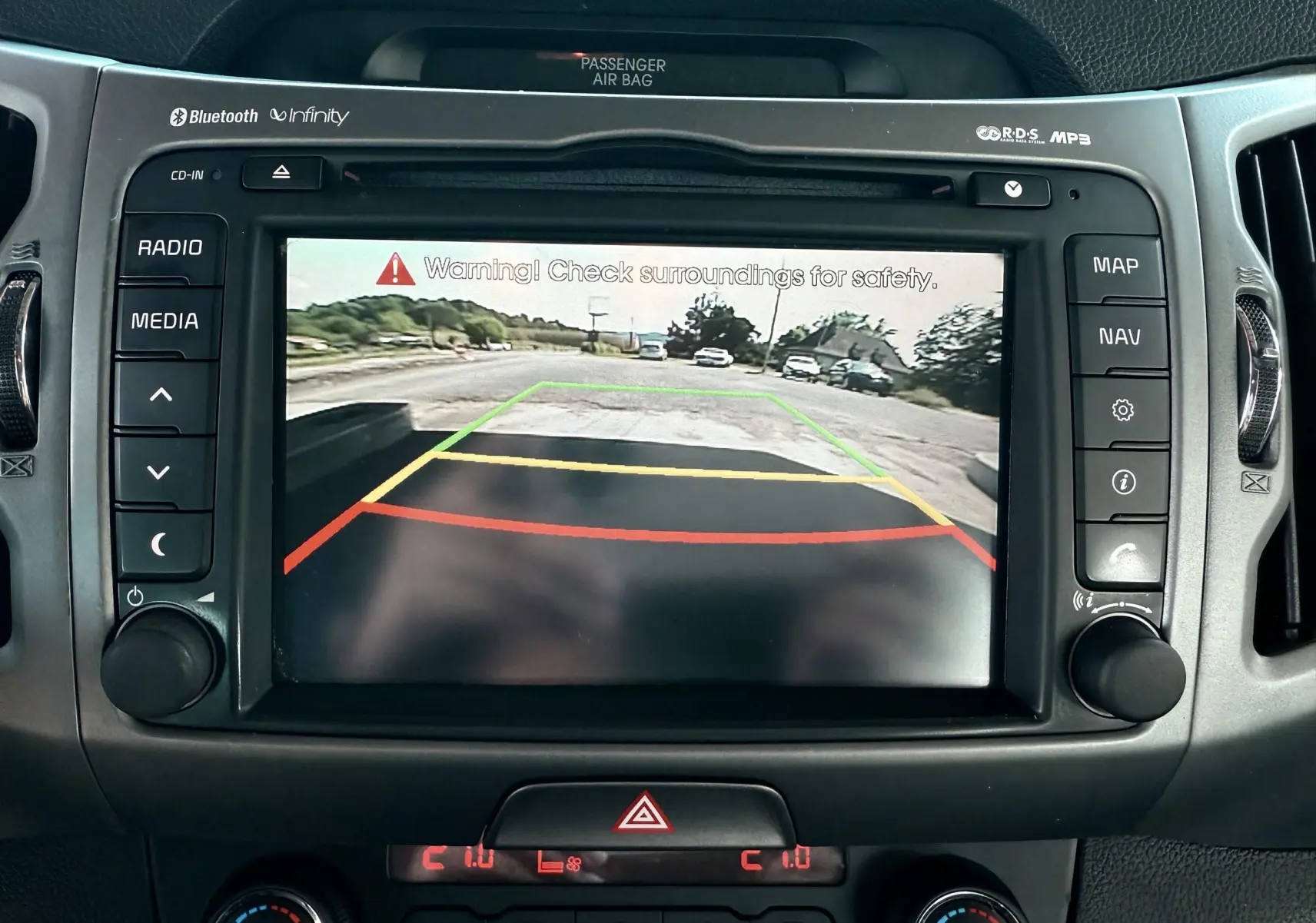 Écran multimédia du Kia Sportage affichant la caméra de recul avec les lignes de guidage colorées.