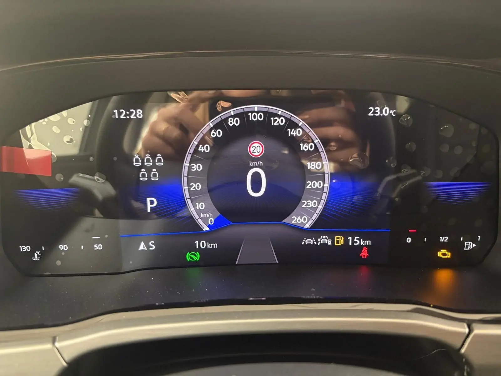 Tableau de bord numérique du Volkswagen Touran 2025 affichant la vitesse à 0 km/h et plusieurs voyants allumés.