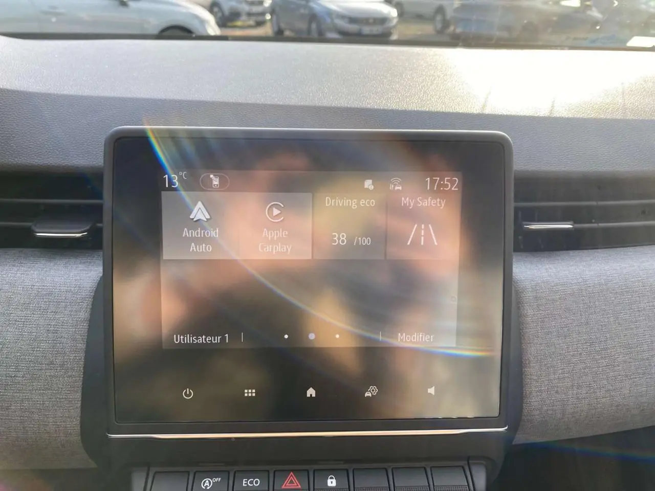 Écran tactile 7 pouces du système Easy Link dans l'habitacle d'une Renault Clio noire, vue frontale rapprochée.