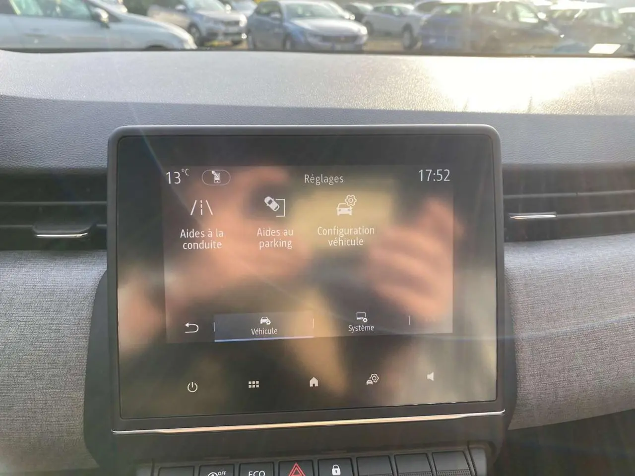 Écran tactile 7 pouces du tableau de bord de la Renault Clio 1.5 Blue dCi noir, affichant les réglages d’aides à la conduite.