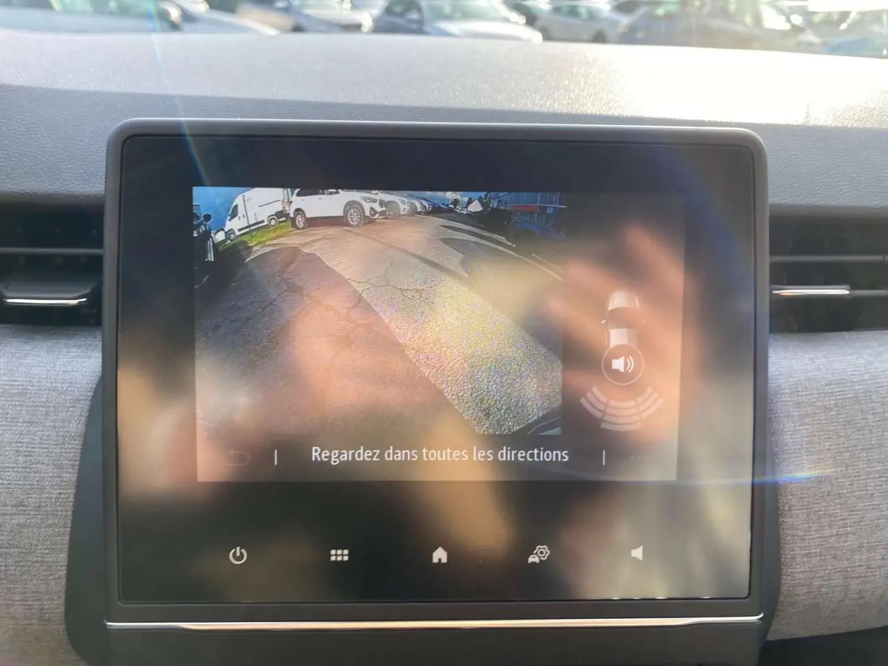 Écran tactile du système multimédia Renault Clio 2025 affichant la caméra de recul avec vue arrière et alertes de proximité.