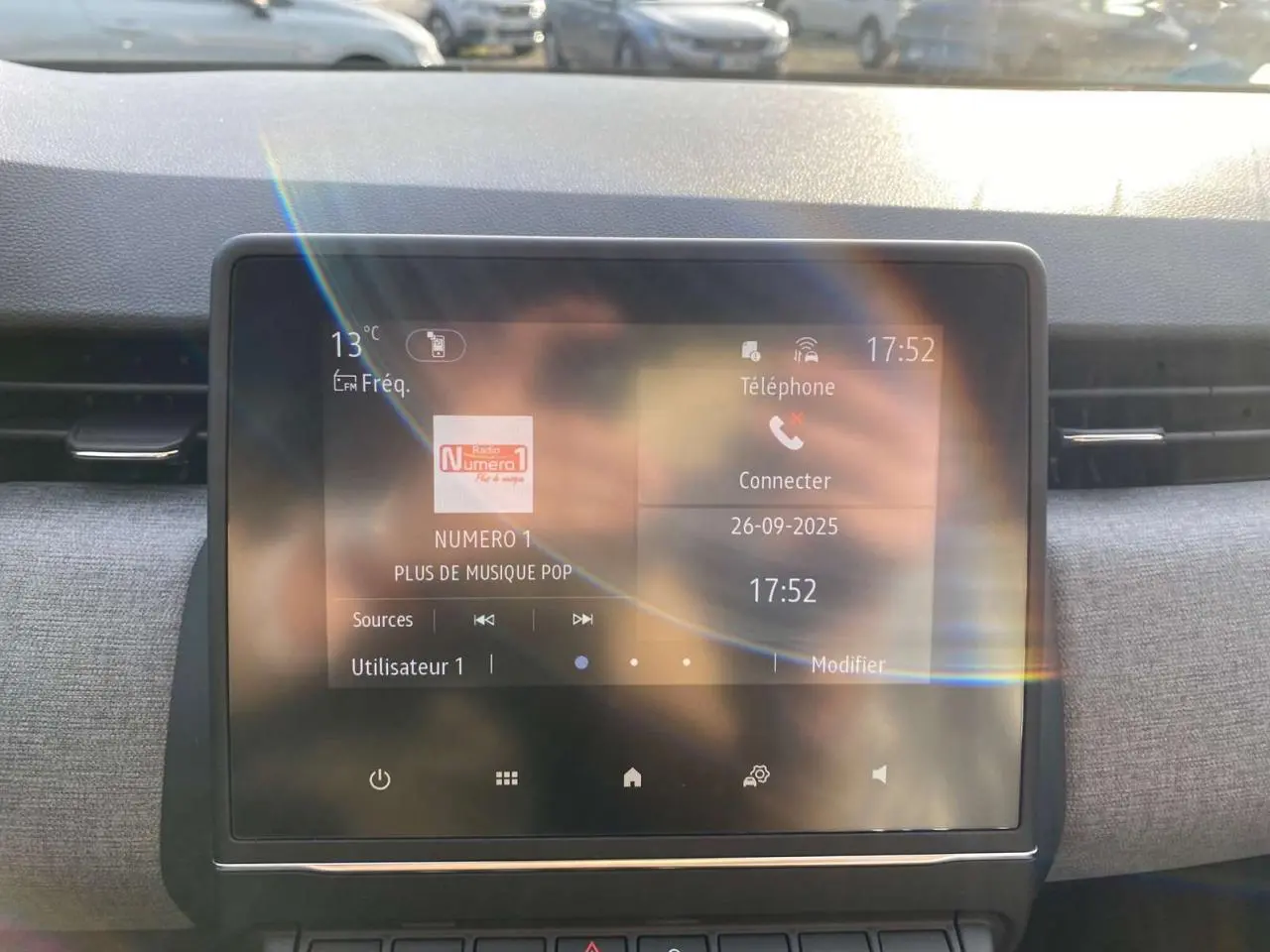 Écran tactile 7 pouces du système Easy Link dans une Renault Clio 1.5 Blue dCi noire, vue de face intérieure.