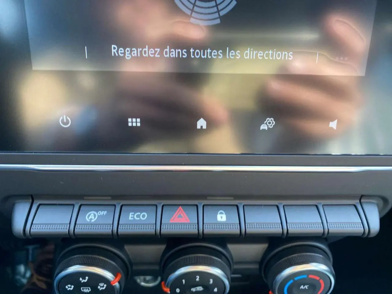 Gros plan sur la console centrale de la Renault Clio noire 2025, montrant les commandes climatisation et boutons multifonctions.