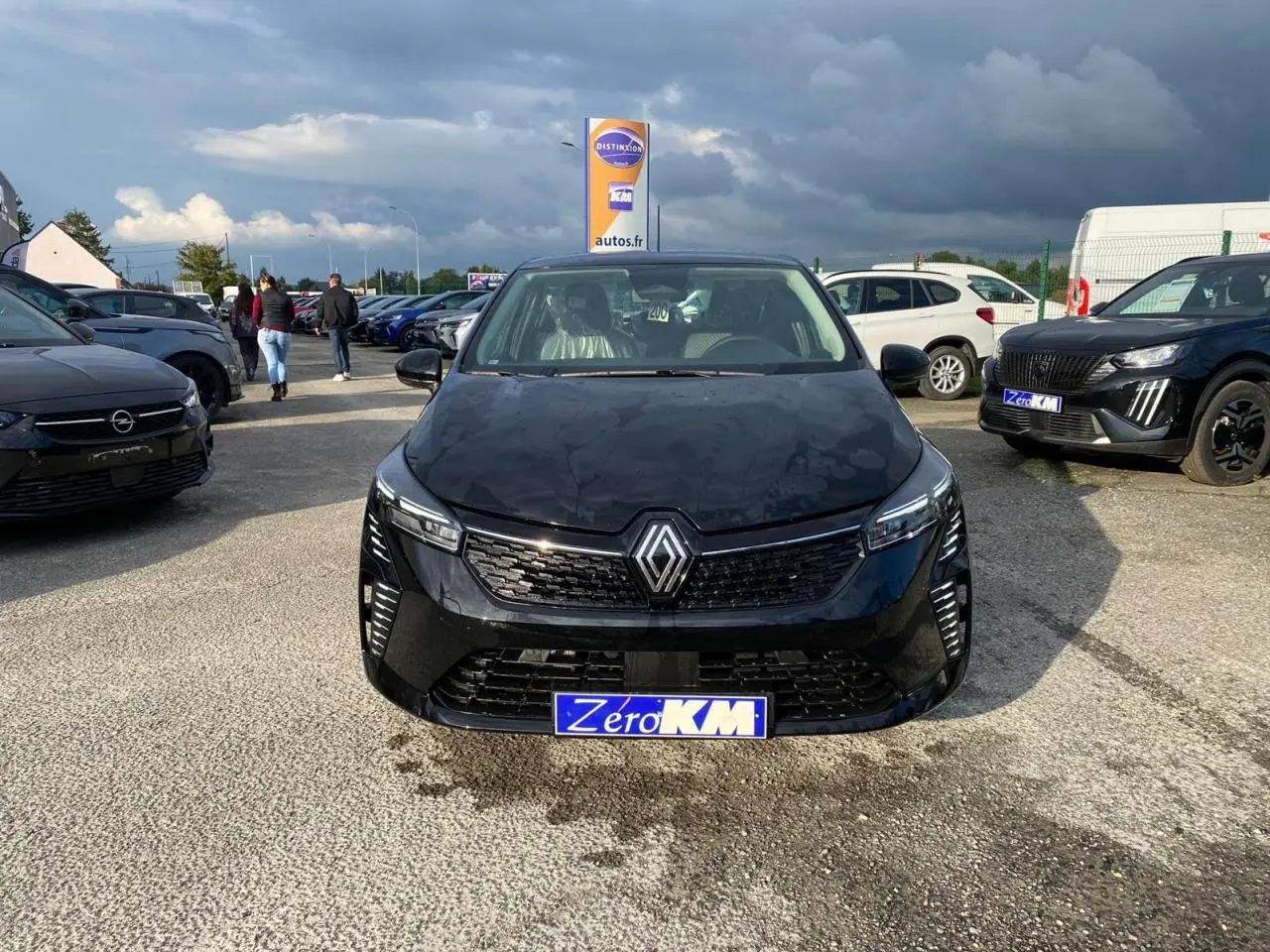 Vue avant d'une Renault Clio 1.5 Blue dCi noire Étoile avec calandre noire et feux LED en concession.