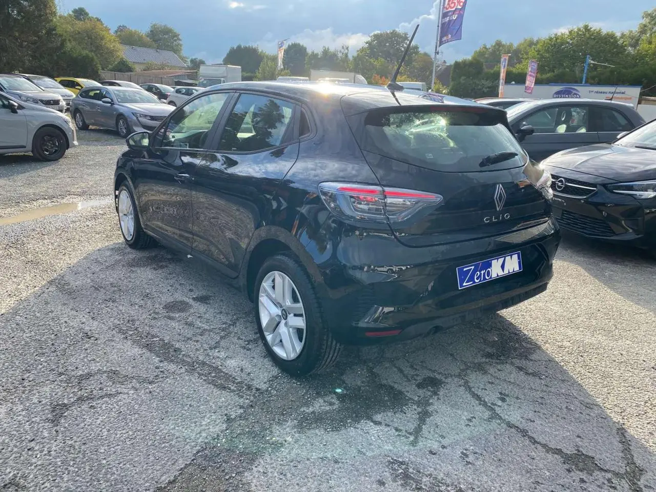 Renault Clio noire Étoile vue 3/4 arrière droit, feux arrière LED et jantes 16 pouces Amicitia visibles.