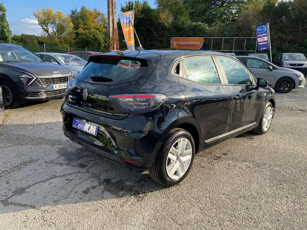 Renault Clio 2025 noir Étoile vue 3/4 arrière droit avec feux arrière LED et jantes 16 pouces Amicitia