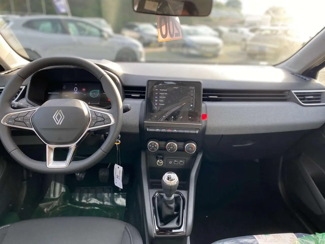 Intérieur de la Renault Clio 1.5 Blue dCi 2025 vu de face, avec tableau de bord moderne et boîte manuelle.