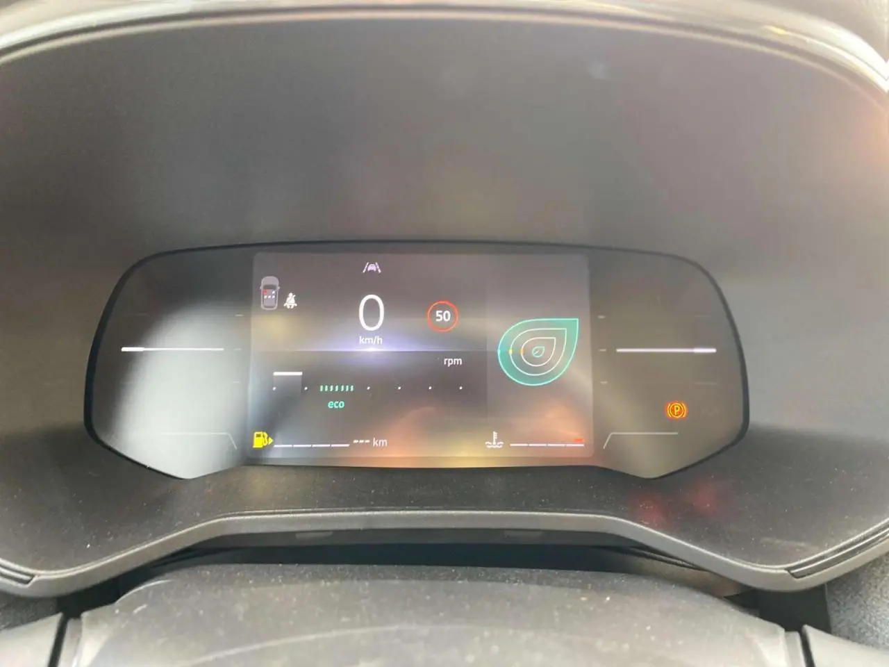 Tableau de bord numérique de la Renault Clio 1.5 Blue dCi 2025 affichant vitesse, mode éco et alertes, vue frontale.