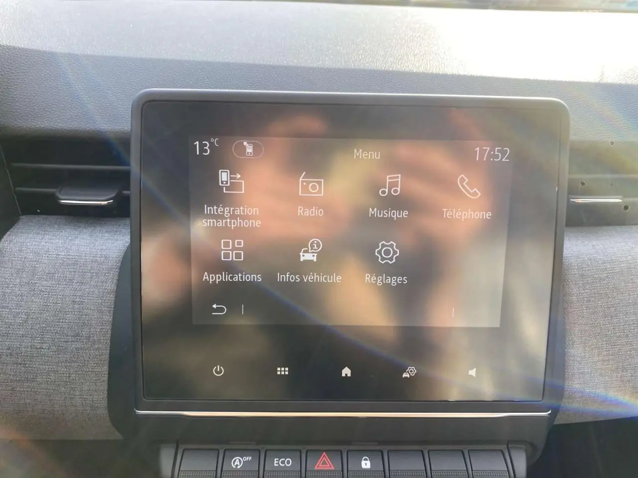 Écran tactile central de la Renault Clio 1.5 Blue dCi 2025 affichant le menu principal, intérieur gris.