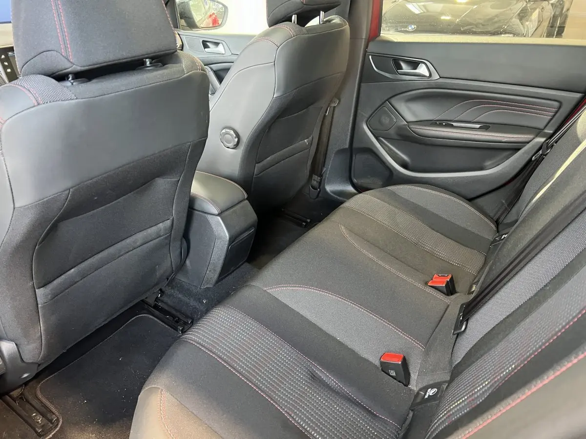 Vue intérieure arrière droite sur la banquette noire avec surpiqûres rouges de la Peugeot 308 GT Line rouge de 2019.