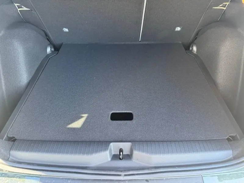 Coffre fermé vu de dessus dans un Citroën C3 Aircross 2026 Vert Montana et Blanc Opale, montrant la surface de chargement plate.