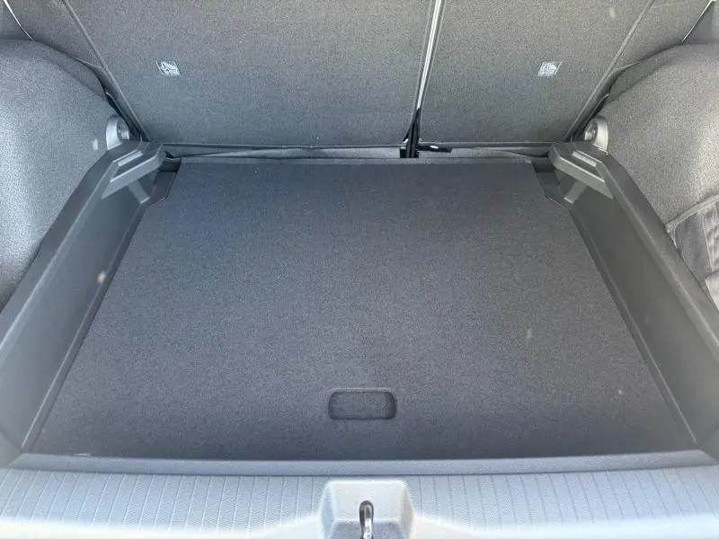 Vue plongeante sur le coffre vide du Citroën C3 Aircross 2026, intérieur noir sans éléments distinctifs visibles.