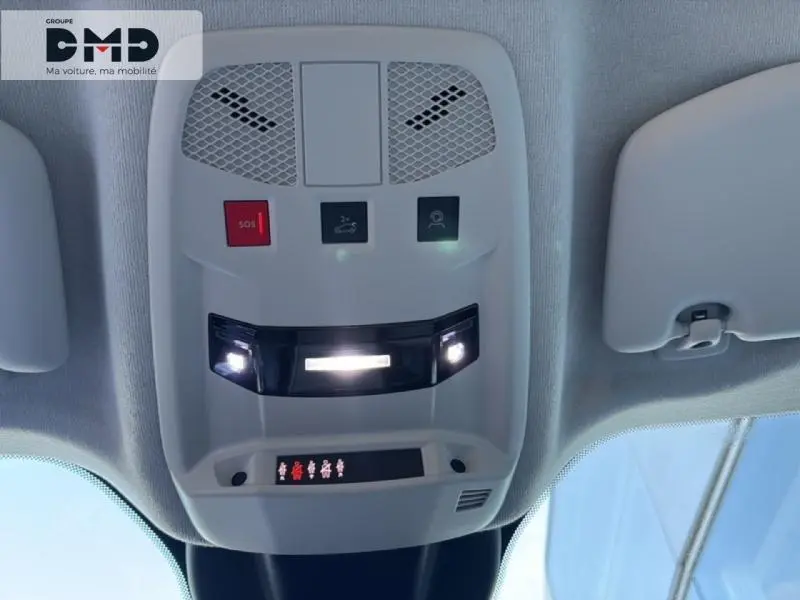 Vue intérieure du plafonnier avec éclairage et boutons SOS et assistance du FIAT 600 rouge 2026.