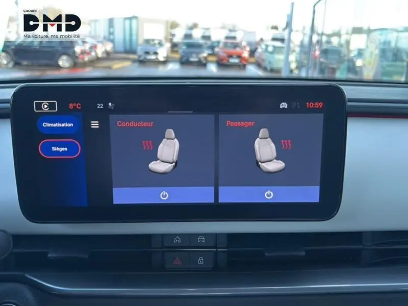 Vue intérieure centrée sur l'écran tactile du tableau de bord du FIAT 600 rouge, affichant le réglage des sièges chauffants.