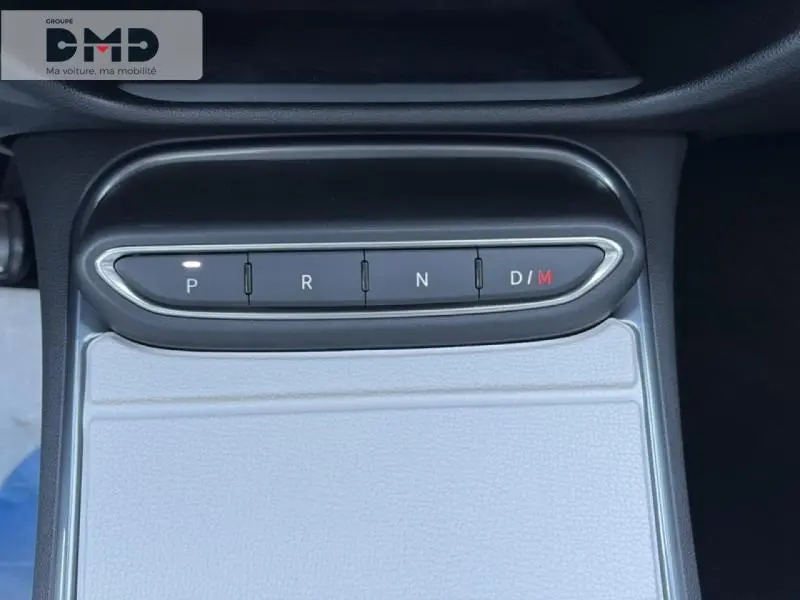 Gros plan sur la console centrale avec la commande de boîte automatique du Fiat 600 rouge hybride 2026.