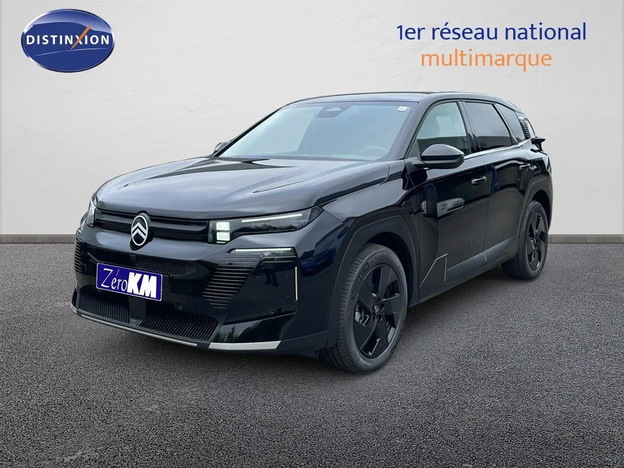 Vue 3/4 avant d'un Citroën C5 Aircross noir perle métal avec jantes noires et calandre moderne.