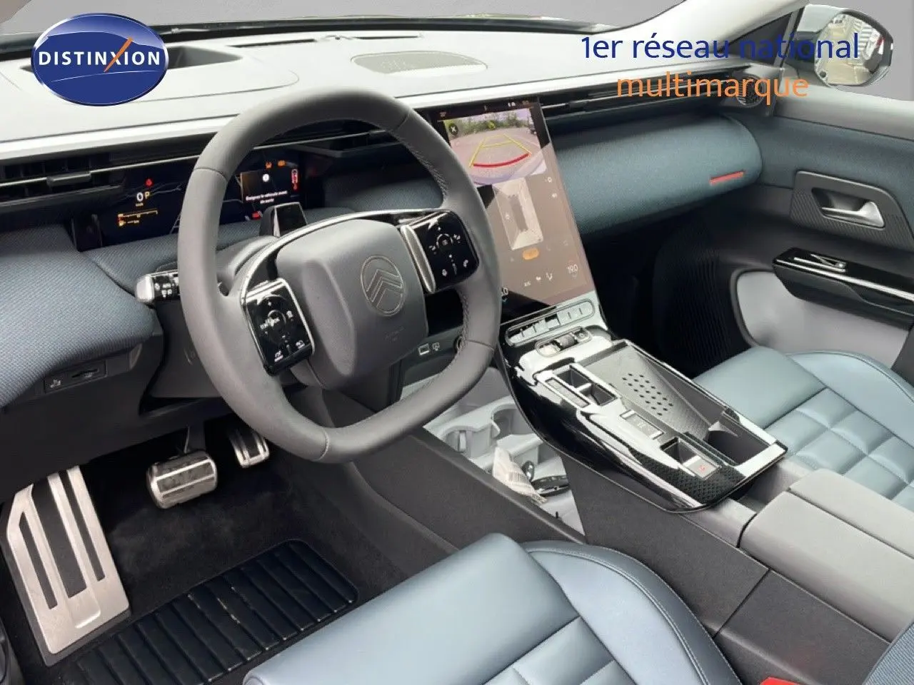 Vue intérieure côté conducteur du Citroën C5 Aircross 2026, avec tableau de bord moderne et sellerie cuir gris clair.