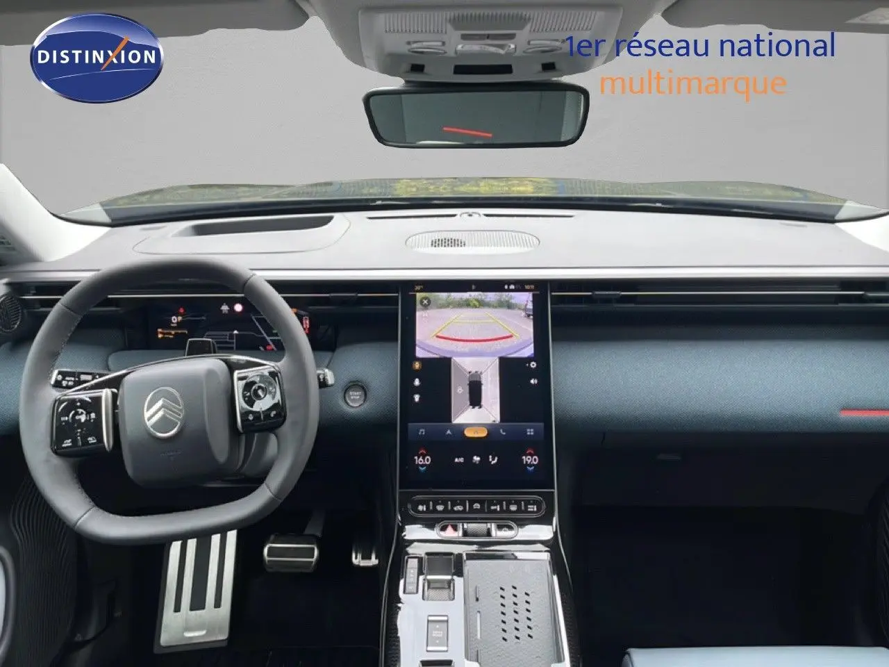 Vue intérieure du tableau de bord du Citroën C5 Aircross noir perle, avec écran tactile central et volant multifonction.
