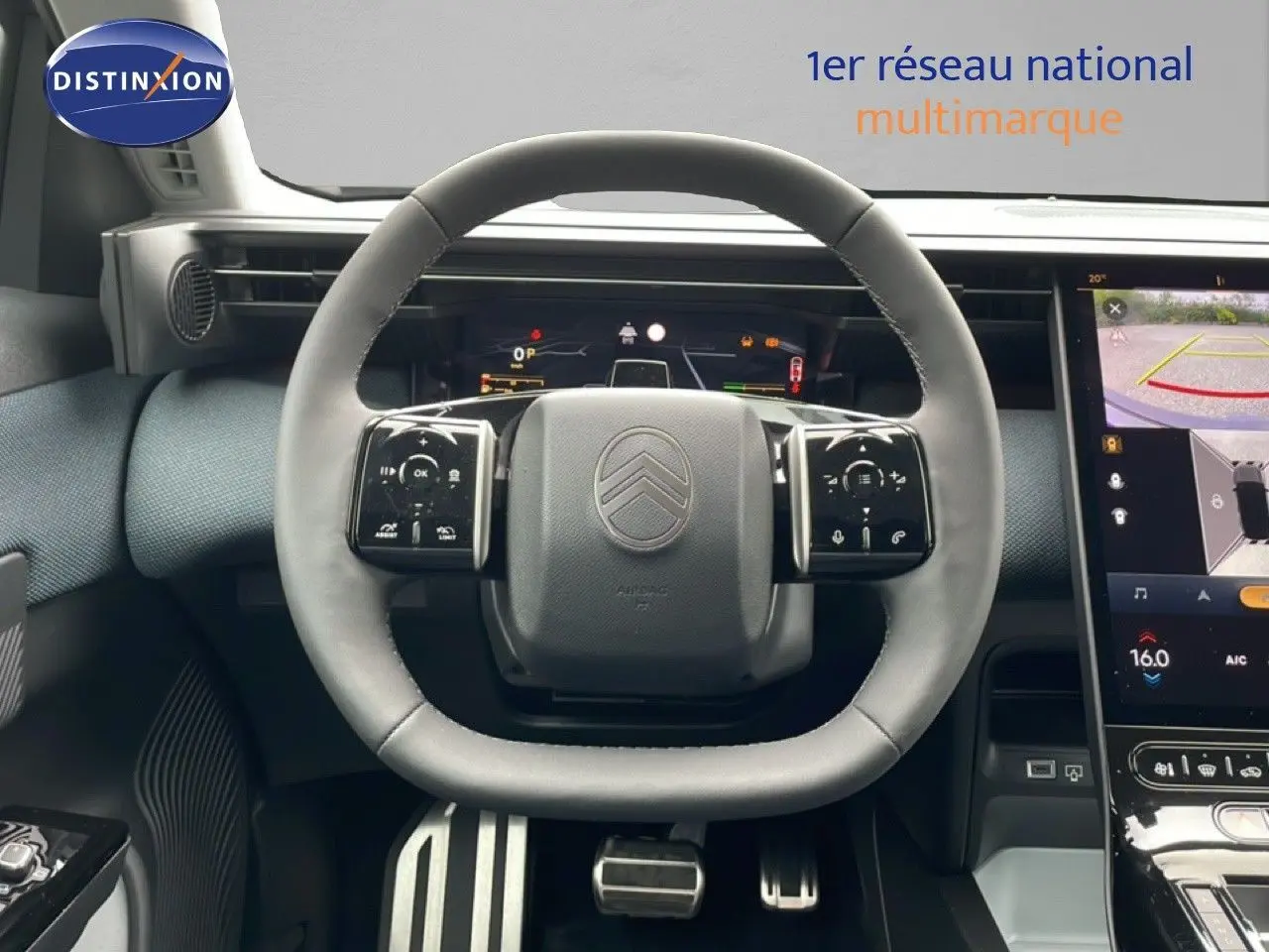 Vue rapprochée du volant cuir noir et du tableau de bord numérique du Citroën C5 Aircross 2026 hybride.