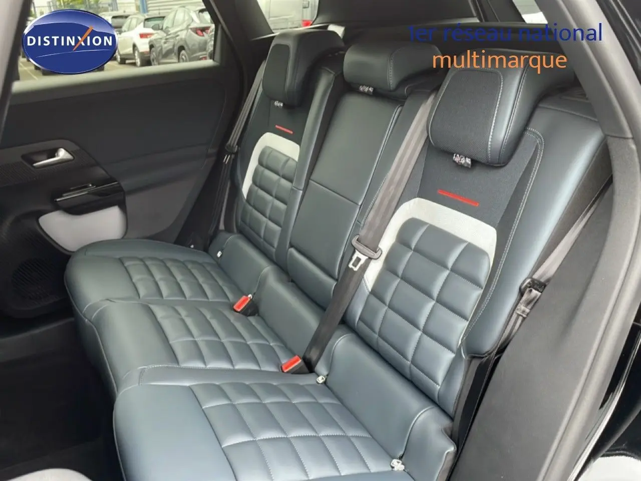 Vue intérieure côté droit des sièges arrière en cuir noir du Citroën C5 Aircross 2026 noir perle métal.