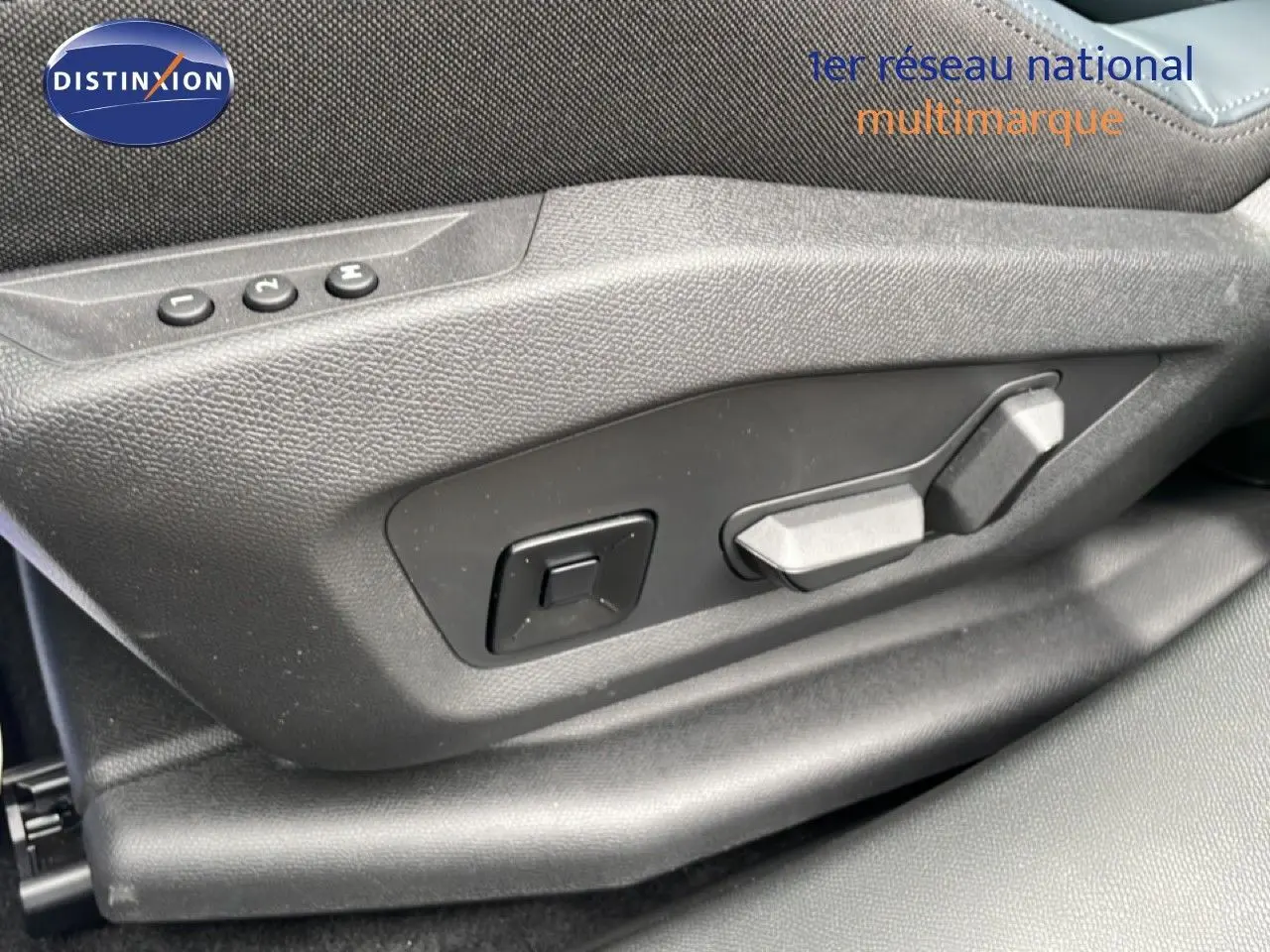 Détail des commandes de réglage électrique du siège côté conducteur du Citroën C5 Aircross noir perle métal.