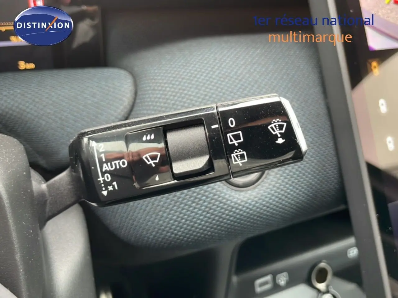 Gros plan sur la commande d’essuie-glace du Citroën C5 Aircross noir perle métal, avec détails des réglages visibles.