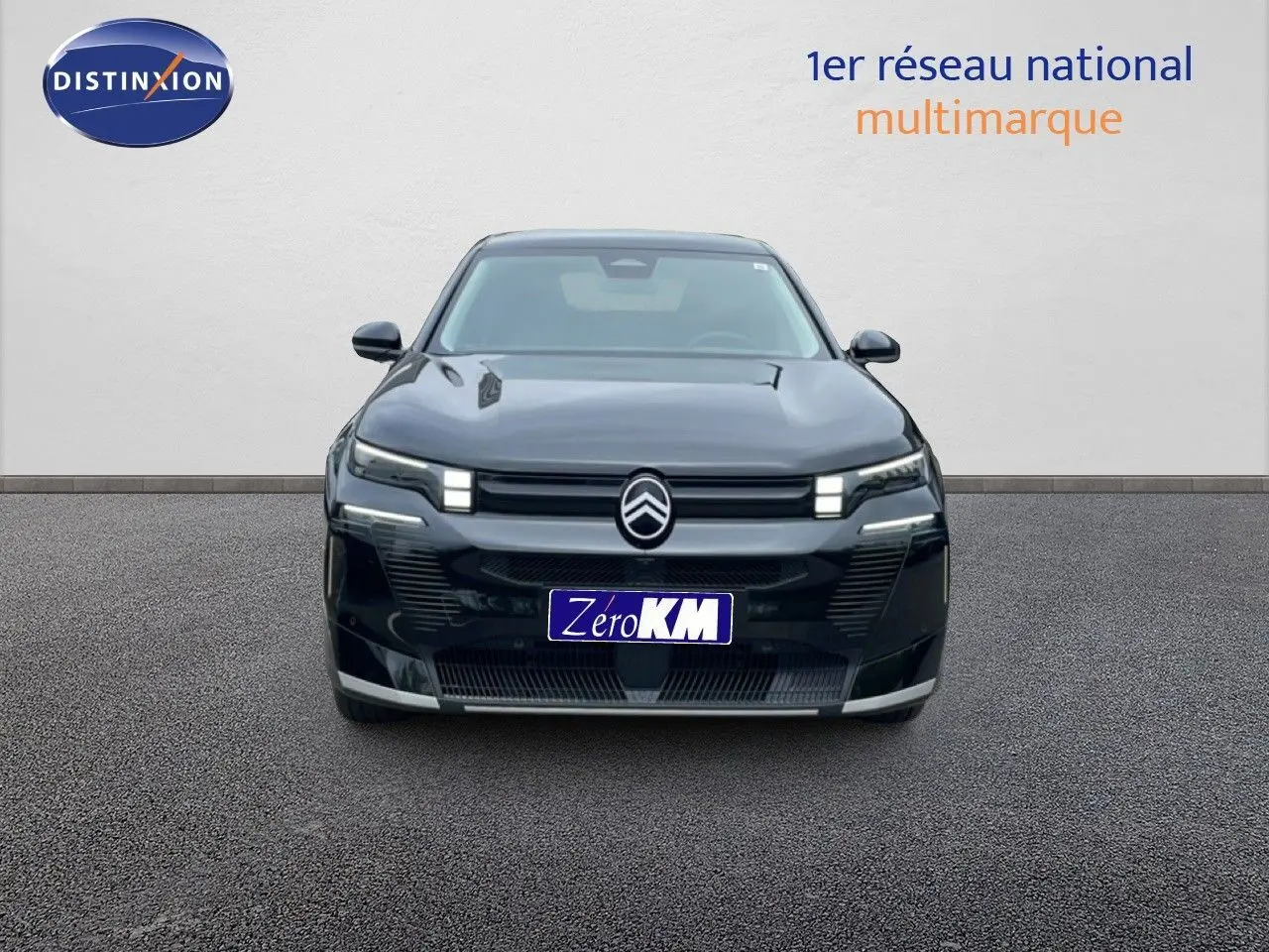 Vue frontale du Citroën C5 Aircross 1.2 Hybrid 145ch noir perle métal avec feux LED distinctifs allumés.