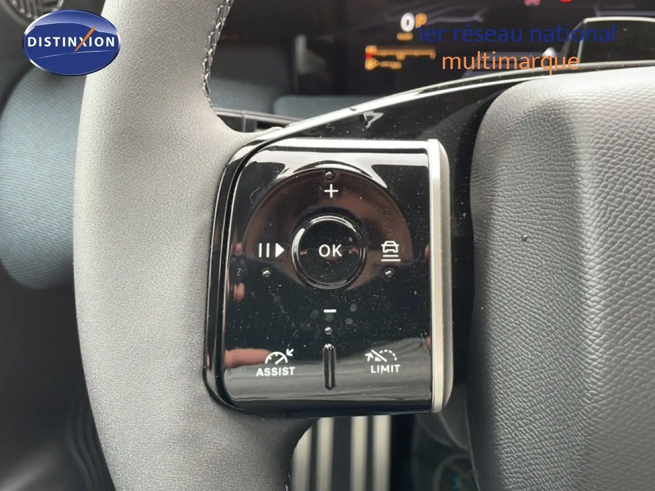 Gros plan sur les commandes noires brillantes au volant du Citroën C5 Aircross 2026, avec boutons d'assistance et limitation.