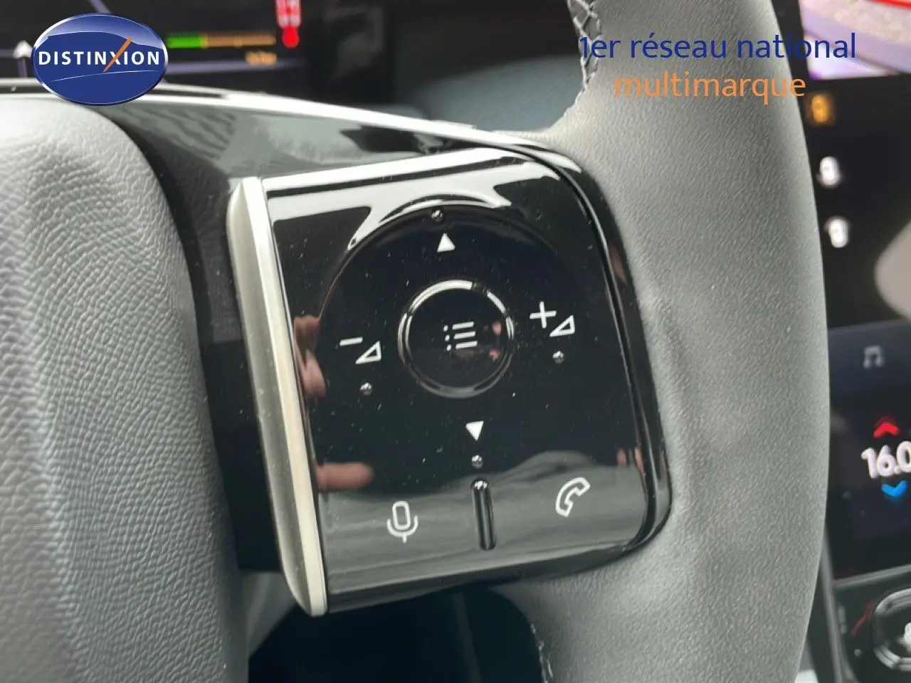 Gros plan sur les commandes tactiles noires du volant du Citroën C5 Aircross 1.2 Hybrid 2026, intérieur cuir noir.