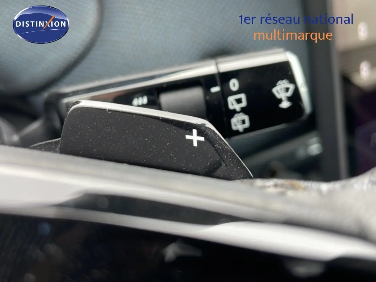 Gros plan sur la palette de changement de vitesse + du Citroën C5 Aircross noir perle, avec commandes au volant en arrière-plan.