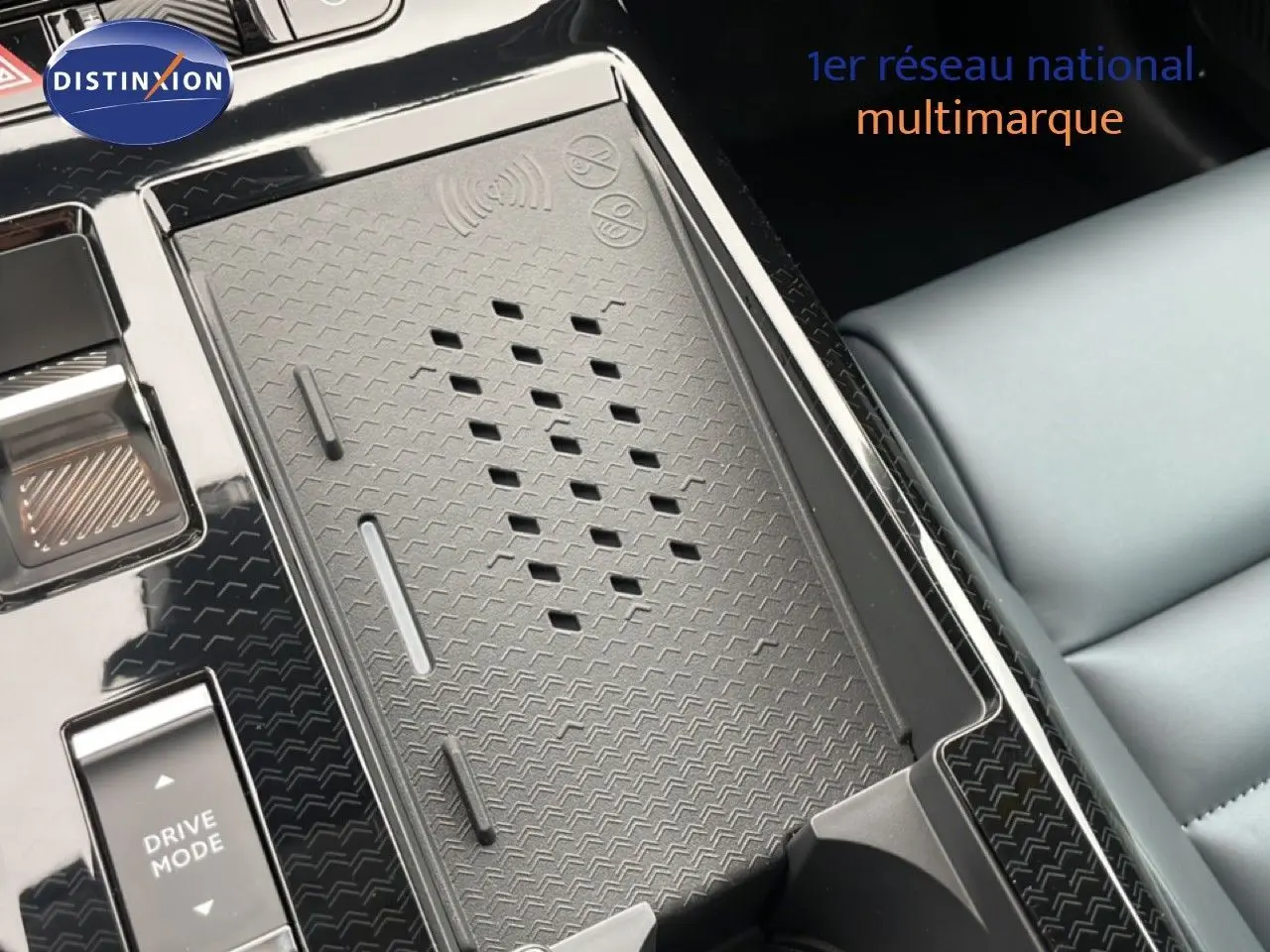 Gros plan sur la console centrale noire perle métal du Citroën C5 Aircross 2026, avec zone de recharge sans fil et bouton Drive Mode.